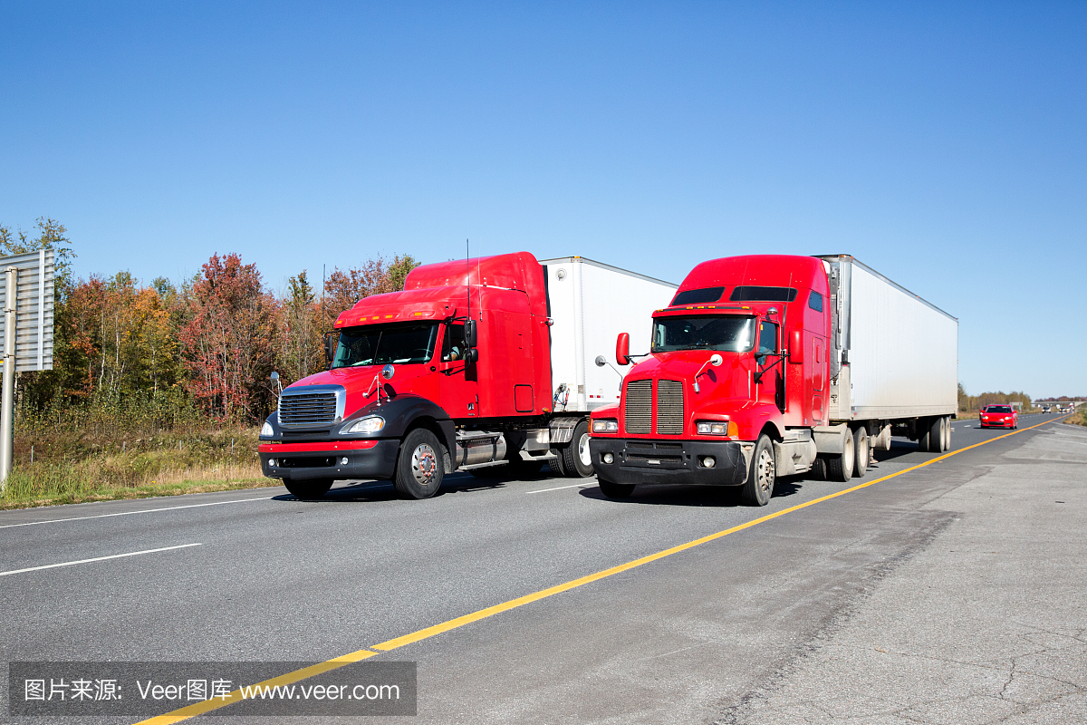 卡车运输:两辆红色卡车和一辆小汽车
