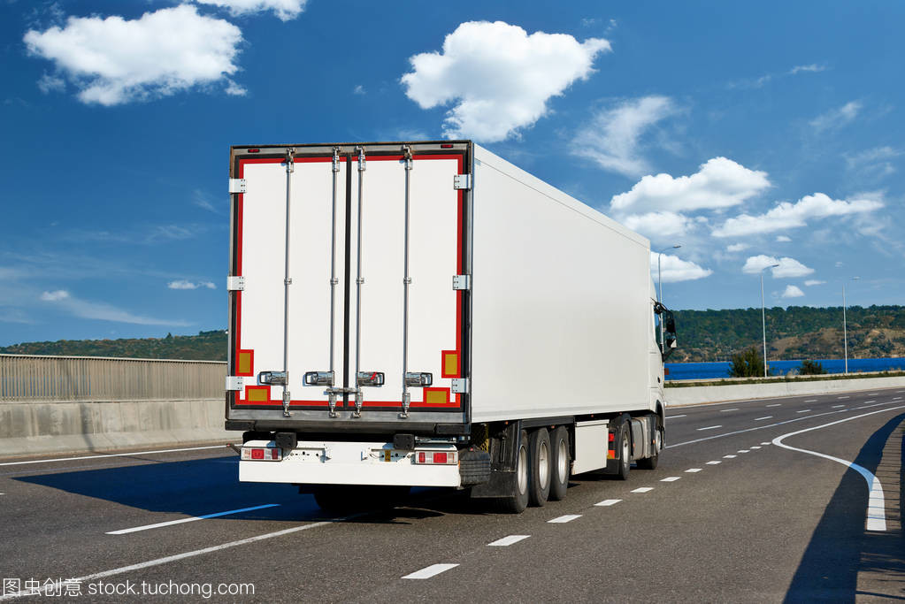 与公路、 航运和运输概念上货物的卡车