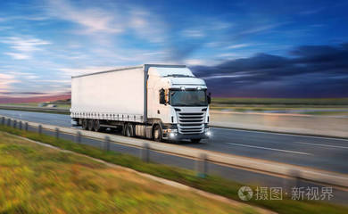 卡车有集装箱在公路上, 货物运输的概念。剃须效果
