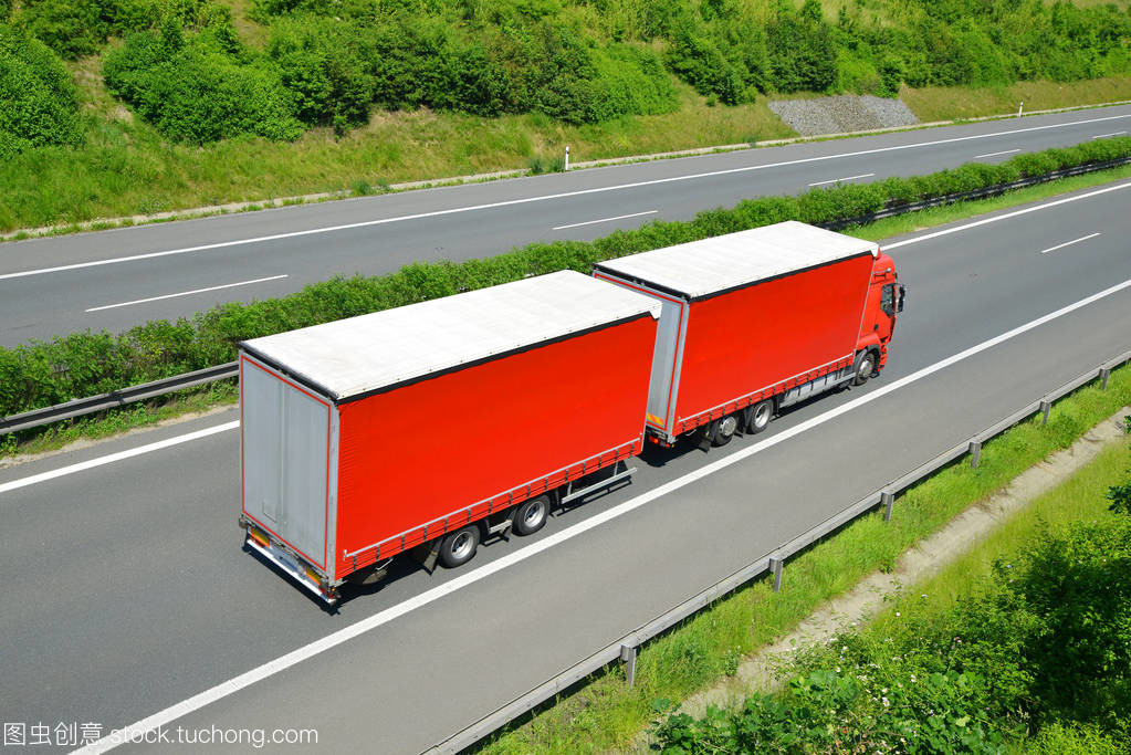 卡车在高速公路上。货物运输概念